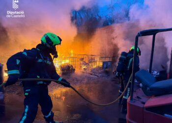 Los bomberos controlan un incendio industrial en Almassora