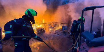 Los bomberos controlan un incendio industrial en Almassora