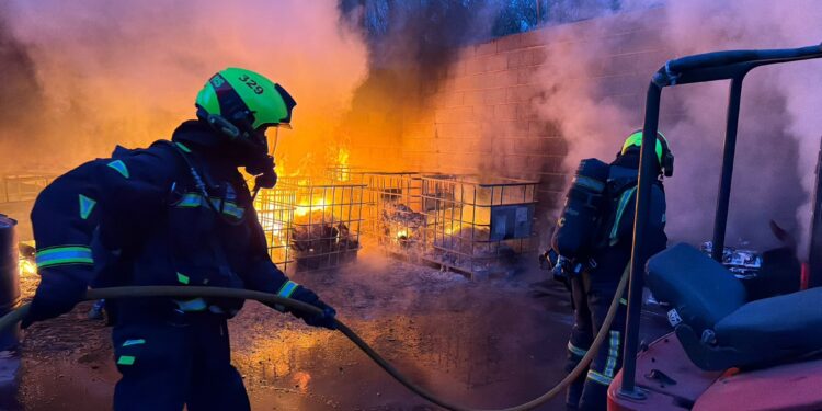 Los bomberos controlan un incendio industrial en Almassora 1 Los bomberos controlan un incendio industrial en Almassora