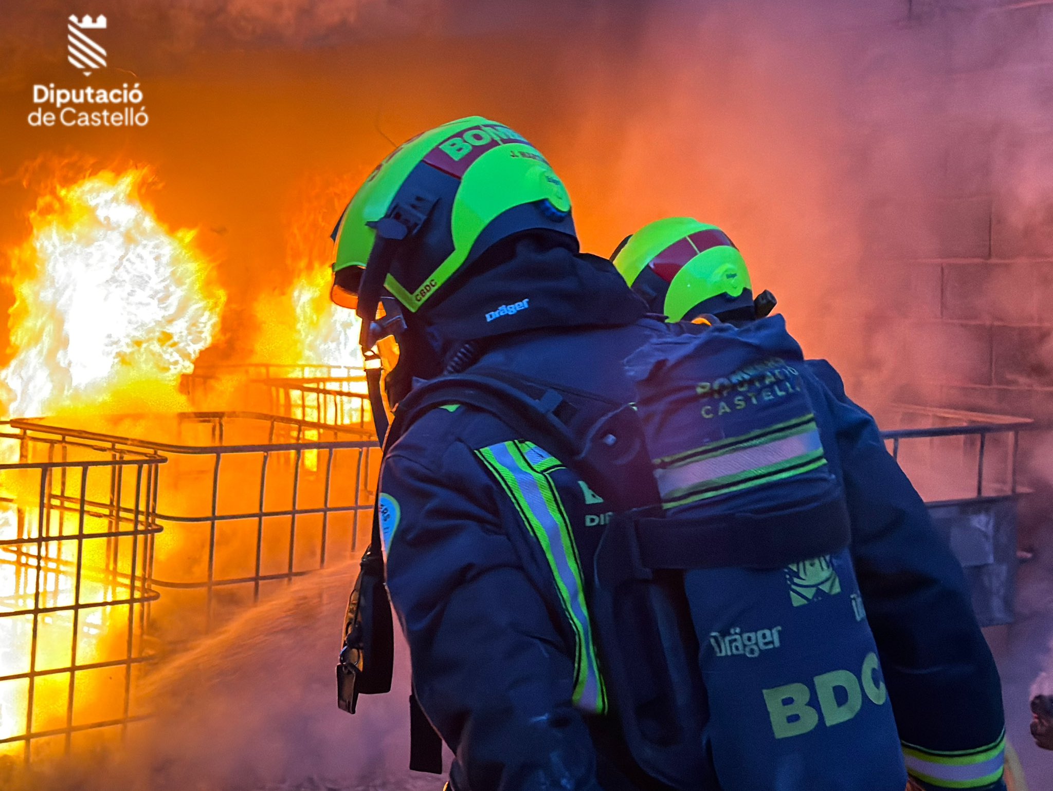 Los bomberos controlan un incendio industrial en Almassora 3