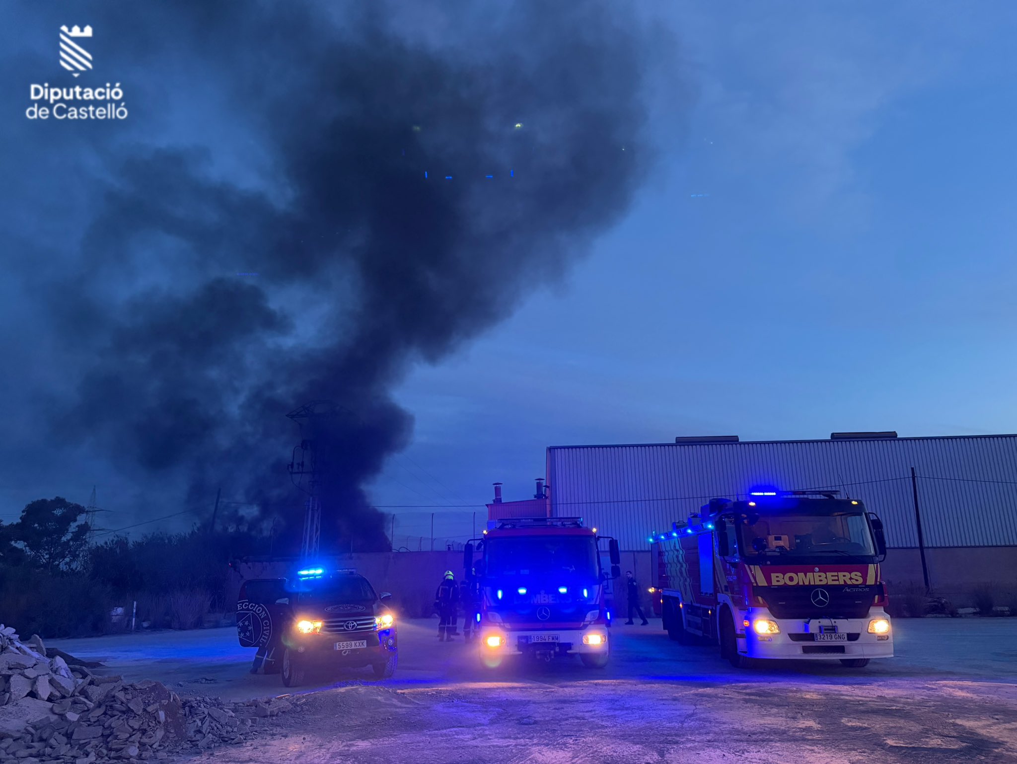 Los bomberos controlan un incendio industrial en Almassora 2 HIqNZedWkAA3Bz2