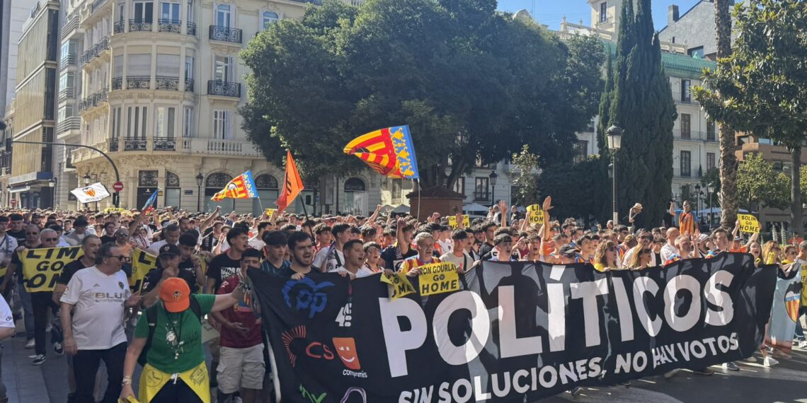 Más de 6.000 personas marchan contra Peter Lim y la inacción política en las calles de Valencia