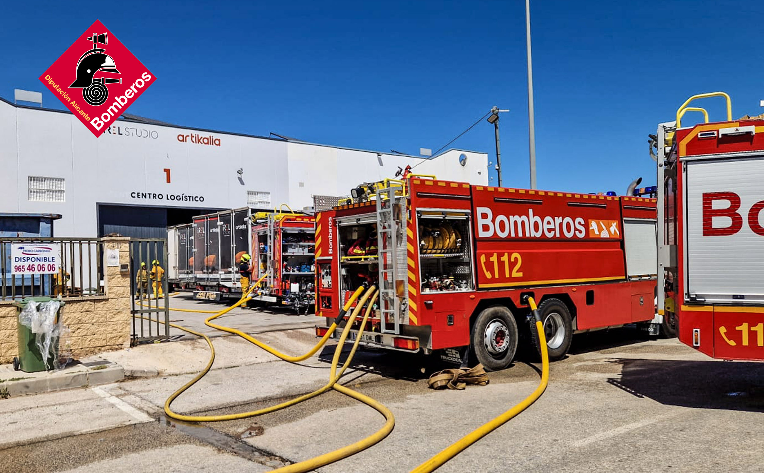Controlado virulento incendio en una nave industrial de Almoradí 2 HJBXT2TXEAEdbO2