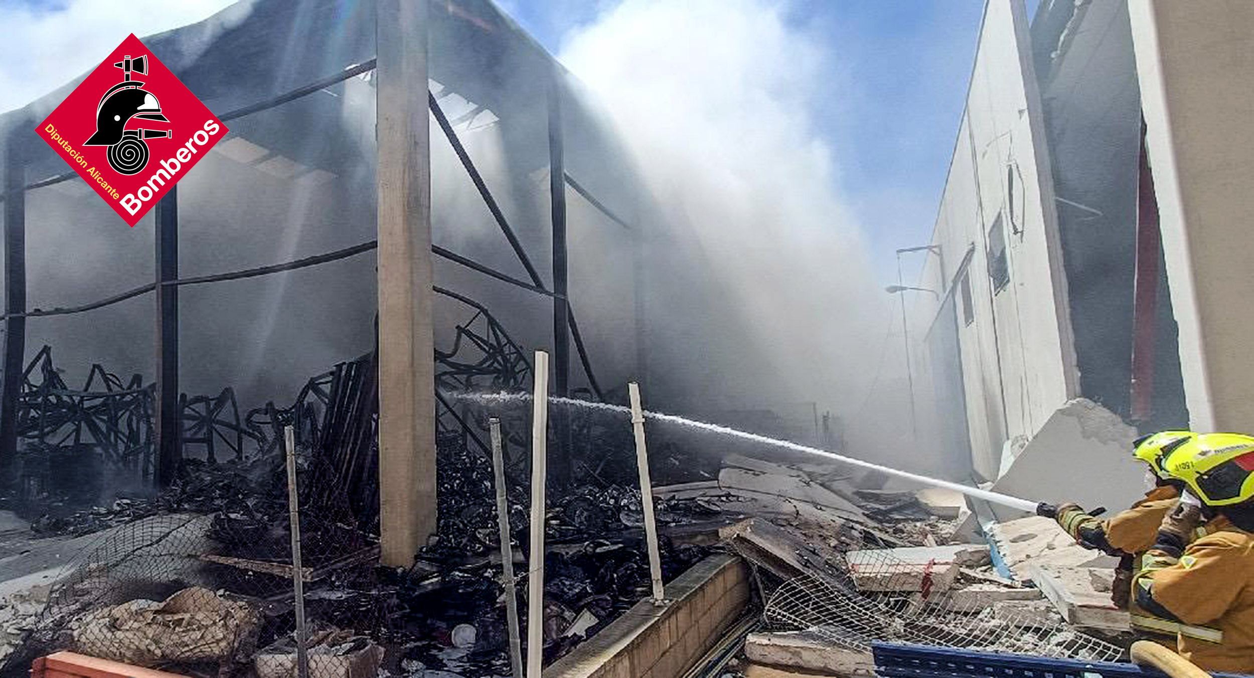 Controlado virulento incendio en una nave industrial de Almoradí 4 HJBXT2aXEAAWOG