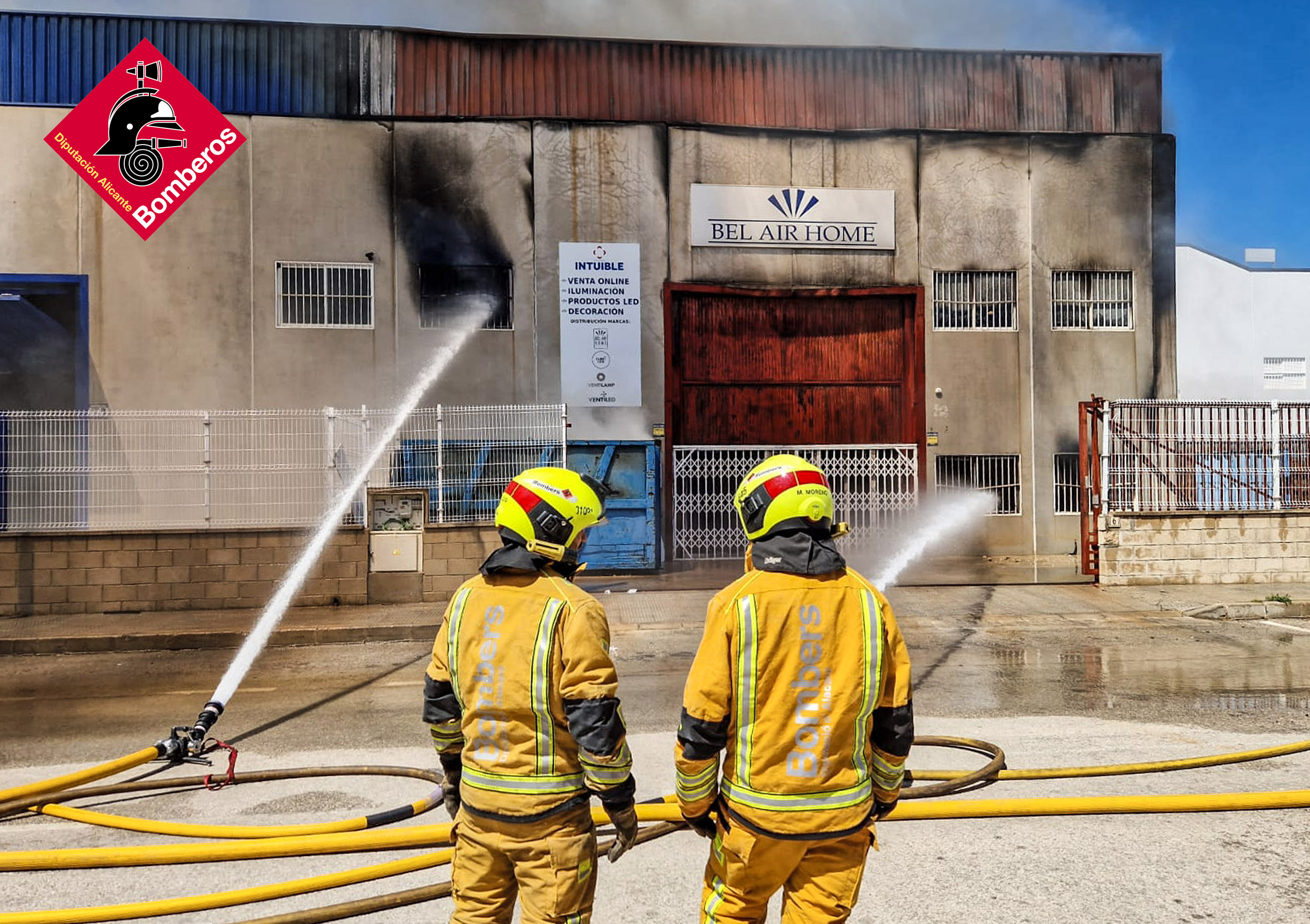 Controlado virulento incendio en una nave industrial de Almoradí 3 HJBXT2aXMAAlstc