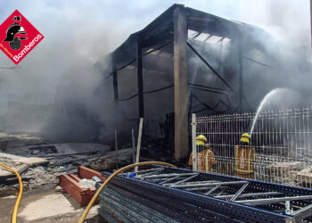 Controlado virulento incendio en una nave industrial de Almoradí 15 Controlado virulento incendio en una nave industrial de Almoradí