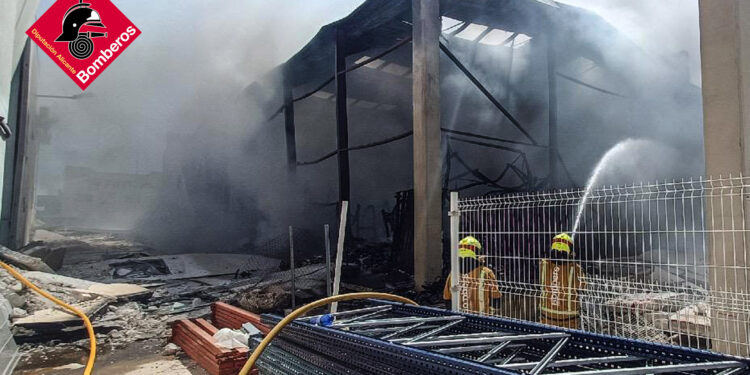Controlado virulento incendio en una nave industrial de Almoradí 1 Controlado virulento incendio en una nave industrial de Almoradí