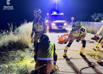 Espectacular rescate en Vilareal: Dos personas salvadas tras caer su coche al río Millars 12 Espectacular rescate en Vilareal: Dos personas salvadas tras caer su coche al río Millars