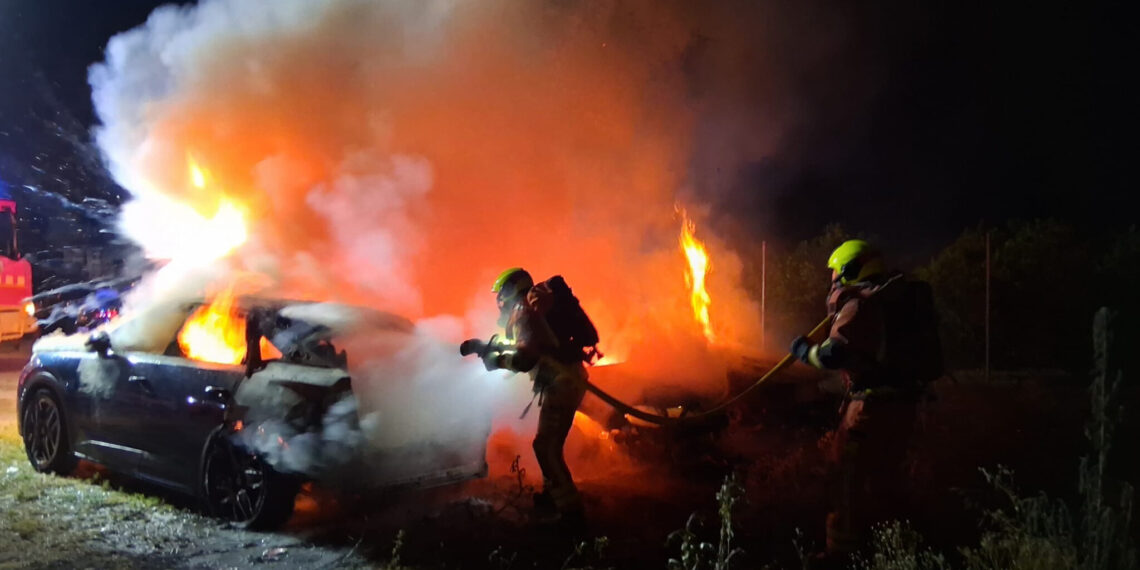 Un incendio calcina ocho vehículos en un aparcamiento de Bétera durante la noche