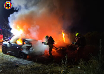 Un incendio calcina ocho vehículos en un aparcamiento de Bétera durante la noche