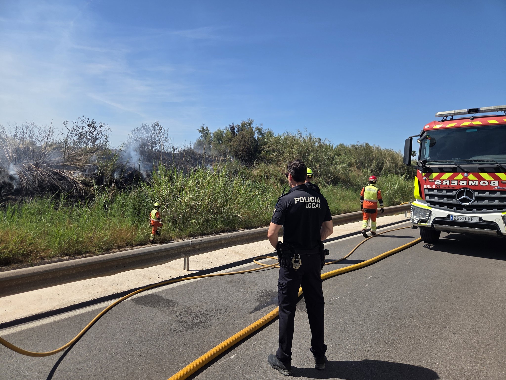 Un incendio de vegetación en Port Saplaya moviliza a tres cuerpos de bomberos y obliga a regular el tráfico en la V-21 2 HJGFTimWUAEnH2k