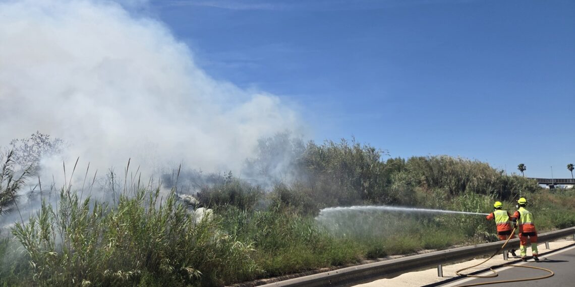 Un incendio de vegetación en Port Saplaya moviliza a tres cuerpos de bomberos y obliga a regular el tráfico en la V-21 1 Un incendio de vegetación en Port Saplaya moviliza a tres cuerpos de bomberos y obliga a regular el tráfico en la V-21