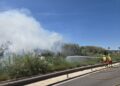 Un incendio de vegetación en Port Saplaya moviliza a tres cuerpos de bomberos y obliga a regular el tráfico en la V-21