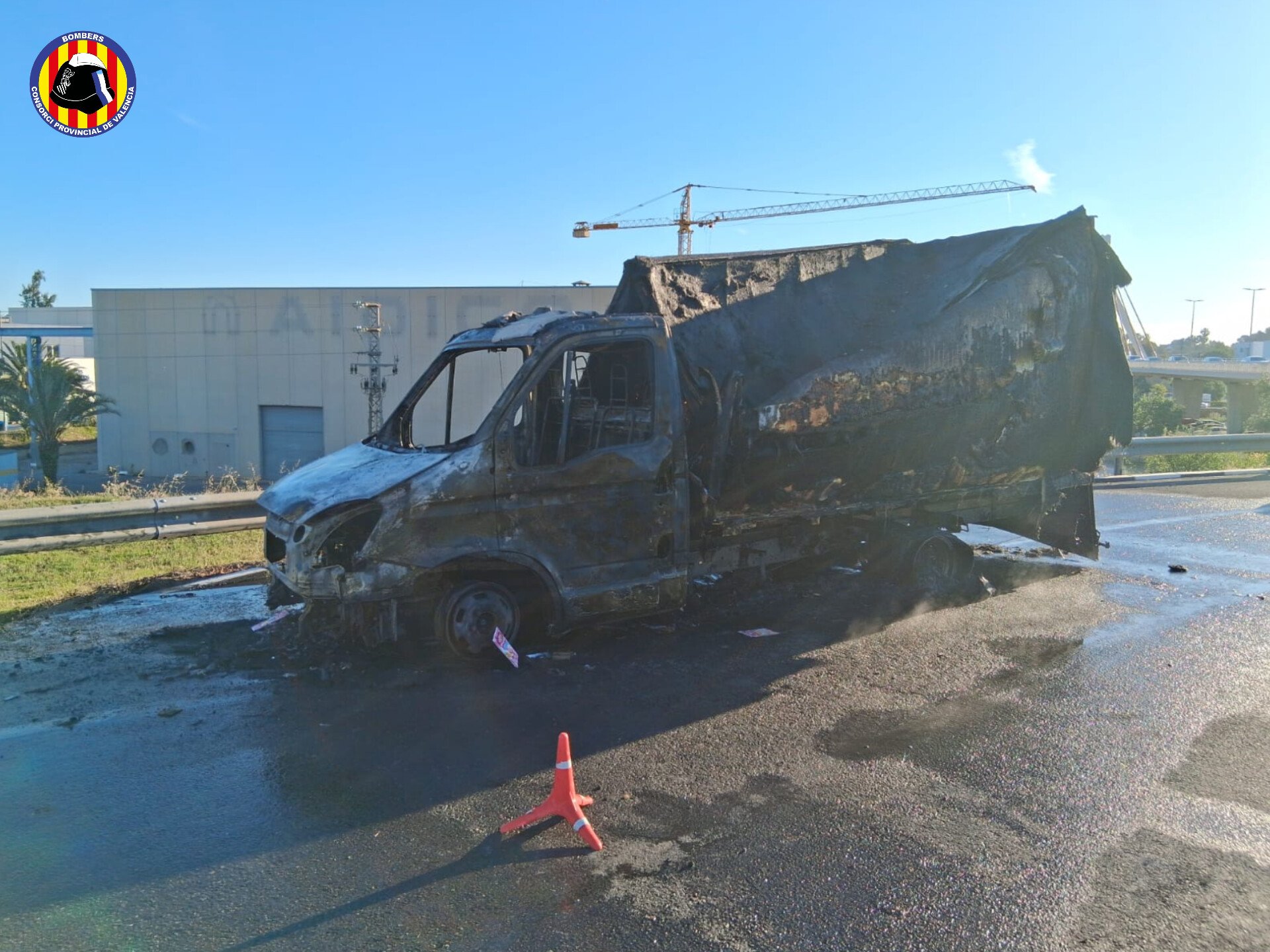 Los bomberos extinguen el aparatoso incendio de un camión en Paterna 2 HJJWI2iWsAA6Vdm