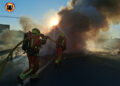 Los bomberos extinguen el aparatoso incendio de un camión en Paterna