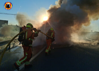 Los bomberos extinguen el aparatoso incendio de un camión en Paterna