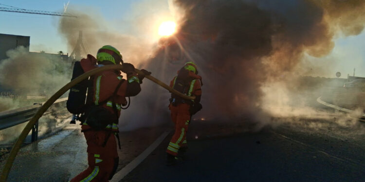 Los bomberos extinguen el aparatoso incendio de un camión en Paterna 1 Los bomberos extinguen el aparatoso incendio de un camión en Paterna