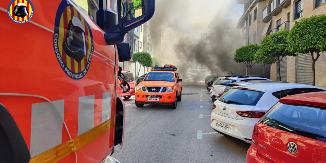 Un incendio en un garaje subterráneo moviliza a los bomberos de l'Horta en Silla