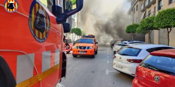 Un incendio en un garaje subterráneo moviliza a los bomberos de l'Horta en Silla