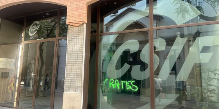 Ataque vandálico contra la sede de CSIF en Castellón tras las tensiones por la negociación educativa 1 Ataque vandálico contra la sede de CSIF en Castellón tras las tensiones por la negociación educativa