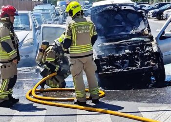 Un incendio destruye el motor de un vehículo en Valencia y obliga a la intervención de los bomberos