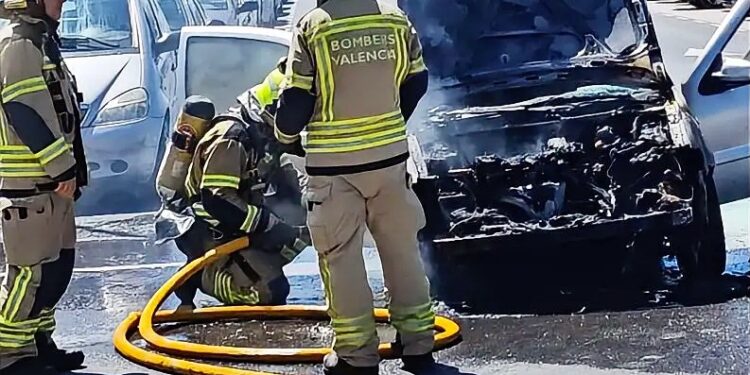 Un incendio destruye el motor de un vehículo en Valencia y obliga a la intervención de los bomberos