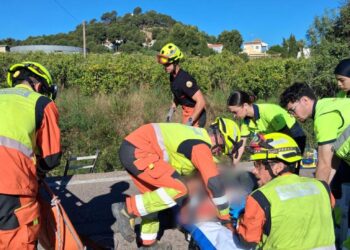 Un motorista resulta herido tras salirse de la vía y caer por un terraplén de cinco metros en la N-234