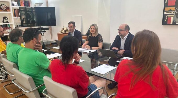 Tensión máxima en Educación: los sindicatos se plantan en la mesa de negociación y la policía interviene tras el corte de tráfico en la Avenida Pío XII 1 Tensión máxima en Educación: los sindicatos se plantan en la mesa de negociación y la policía interviene tras el corte de tráfico en la Avenida Pío XII