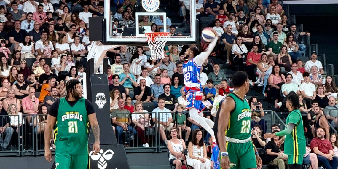 Los Harlem Globetrotters desatan la magia de su centenario en un Roig Arena entregado