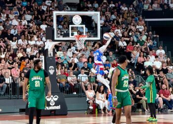 Los Harlem Globetrotters desatan la magia de su centenario en un Roig Arena entregado