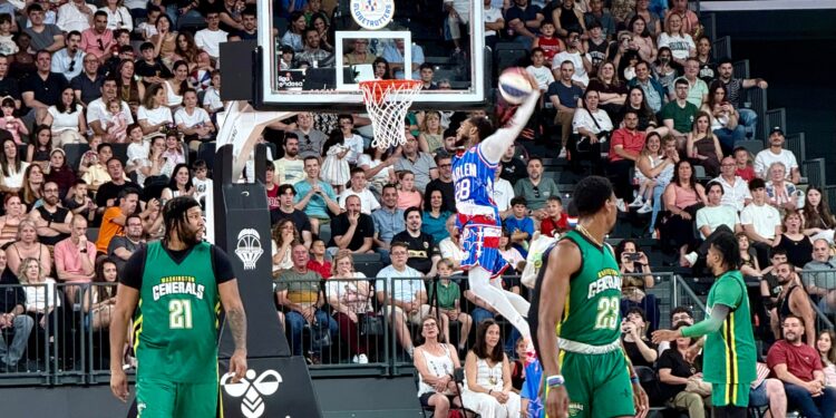 Los Harlem Globetrotters desatan la magia de su centenario en un Roig Arena entregado