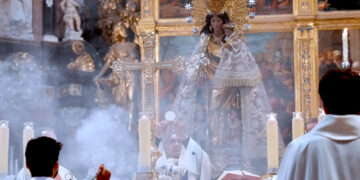 Valencia abarrota la Catedral en el Día de la "Geperudeta", un domingo de fervor y multitudes