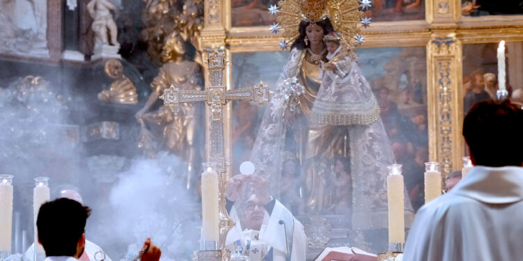 Valencia abarrota la Catedral en el Día de la "Geperudeta", un domingo de fervor y multitudes