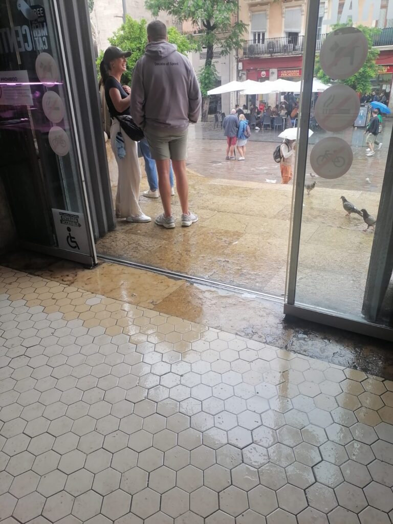 Resbalones charcos y riesgo de caidas en el Mercado Central de Valencia tras las lluvias 2