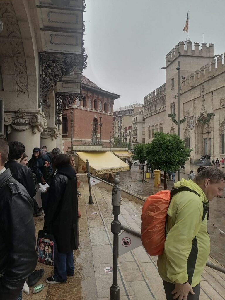 Resbalones charcos y riesgo de caidas en el Mercado Central de Valencia tras las lluvias 3