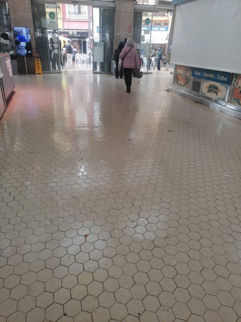 Resbalones charcos y riesgo de caidas en el Mercado Central de Valencia tras las lluvias 4