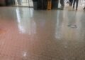 Resbalones, charcos y riesgo de caídas en el Mercado Central de Valencia tras las lluvias 14 Resbalones, charcos y riesgo de caídas en el Mercado Central de Valencia tras las lluvias