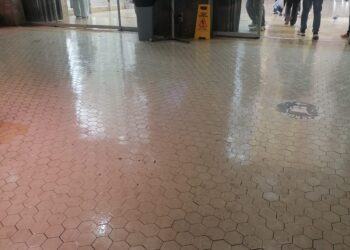Resbalones, charcos y riesgo de caídas en el Mercado Central de Valencia tras las lluvias 18 Resbalones, charcos y riesgo de caídas en el Mercado Central de Valencia tras las lluvias