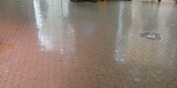 Resbalones, charcos y riesgo de caídas en el Mercado Central de Valencia con las lluvias