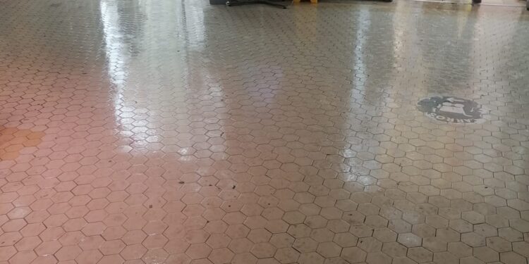 Resbalones, charcos y riesgo de caídas en el Mercado Central de Valencia tras las lluvias