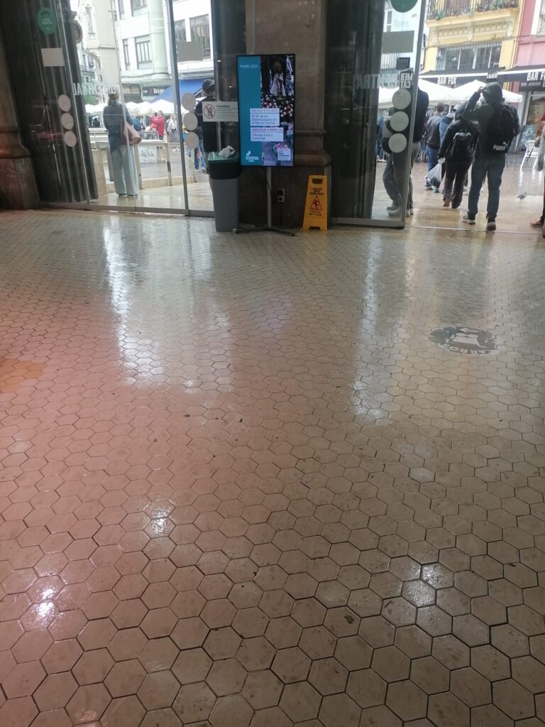 Resbalones charcos y riesgo de caidas en el Mercado Central de Valencia tras las lluvias 5