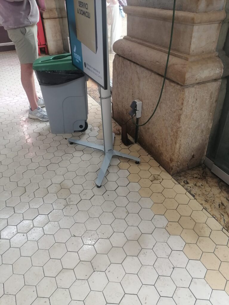 Resbalones charcos y riesgo de caidas en el Mercado Central de Valencia tras las lluvias 6
