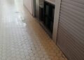 Resbalones, charcos y riesgo de caídas en el Mercado Central de Valencia con las lluvias