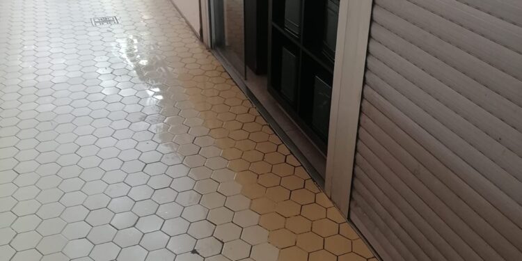 Resbalones, charcos y riesgo de caídas en el Mercado Central de Valencia con las lluvias