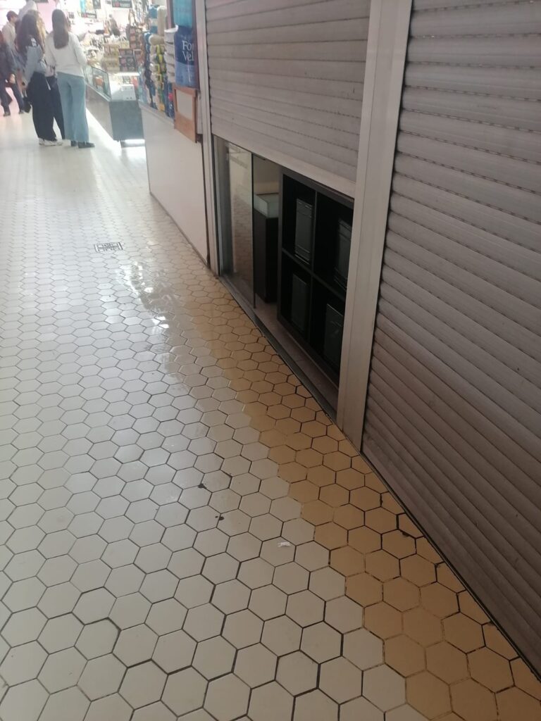 Resbalones charcos y riesgo de caidas en el Mercado Central de Valencia tras las lluvias 7