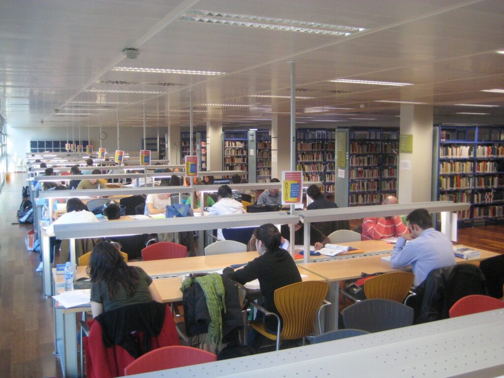 Torrent amplia el horario de sus bibliotecas hasta las 3 de la madrugada por los examenes 6