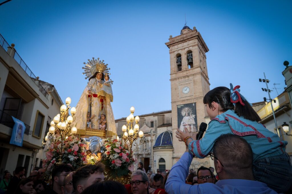 Torrent se emociona con un multitudinario traslado de la Virgen de los Desamparados entre petalos versos y fervor popular 1