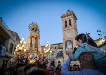 Torrent se vuelca con la Virgen de los Desamparados en un traslado histórico lleno de emoción y pétalos