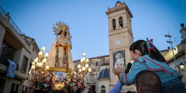 Torrent se vuelca con la Virgen de los Desamparados en un traslado histórico lleno de emoción y pétalos