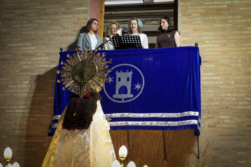 Torrent se emociona con un multitudinario traslado de la Virgen de los Desamparados entre petalos versos y fervor popular 3